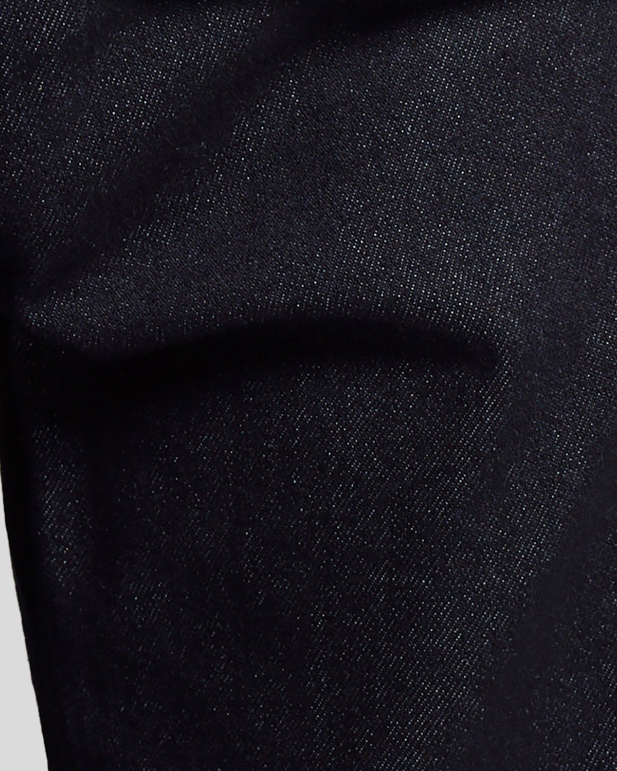 Homme portant un jean slim ajusté couleur indigo foncé