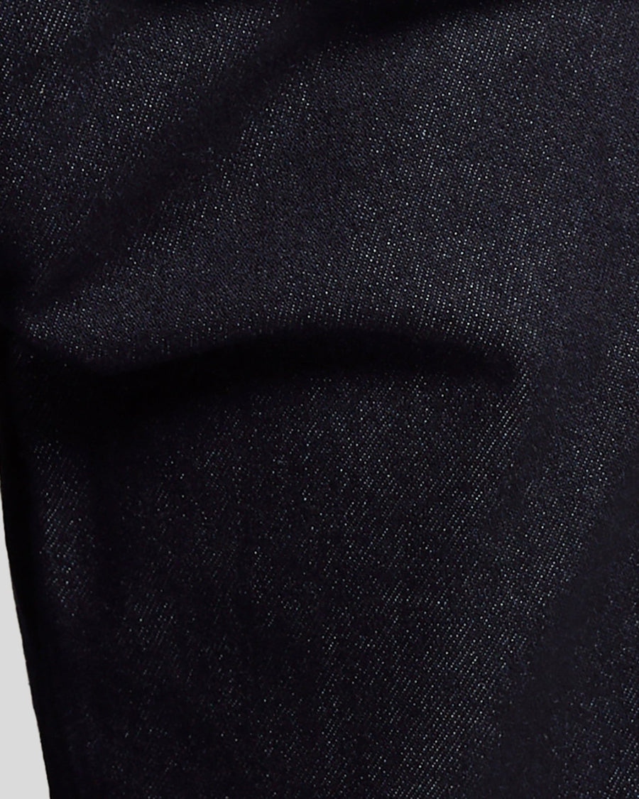 Homme portant un jean slim ajusté couleur indigo foncé