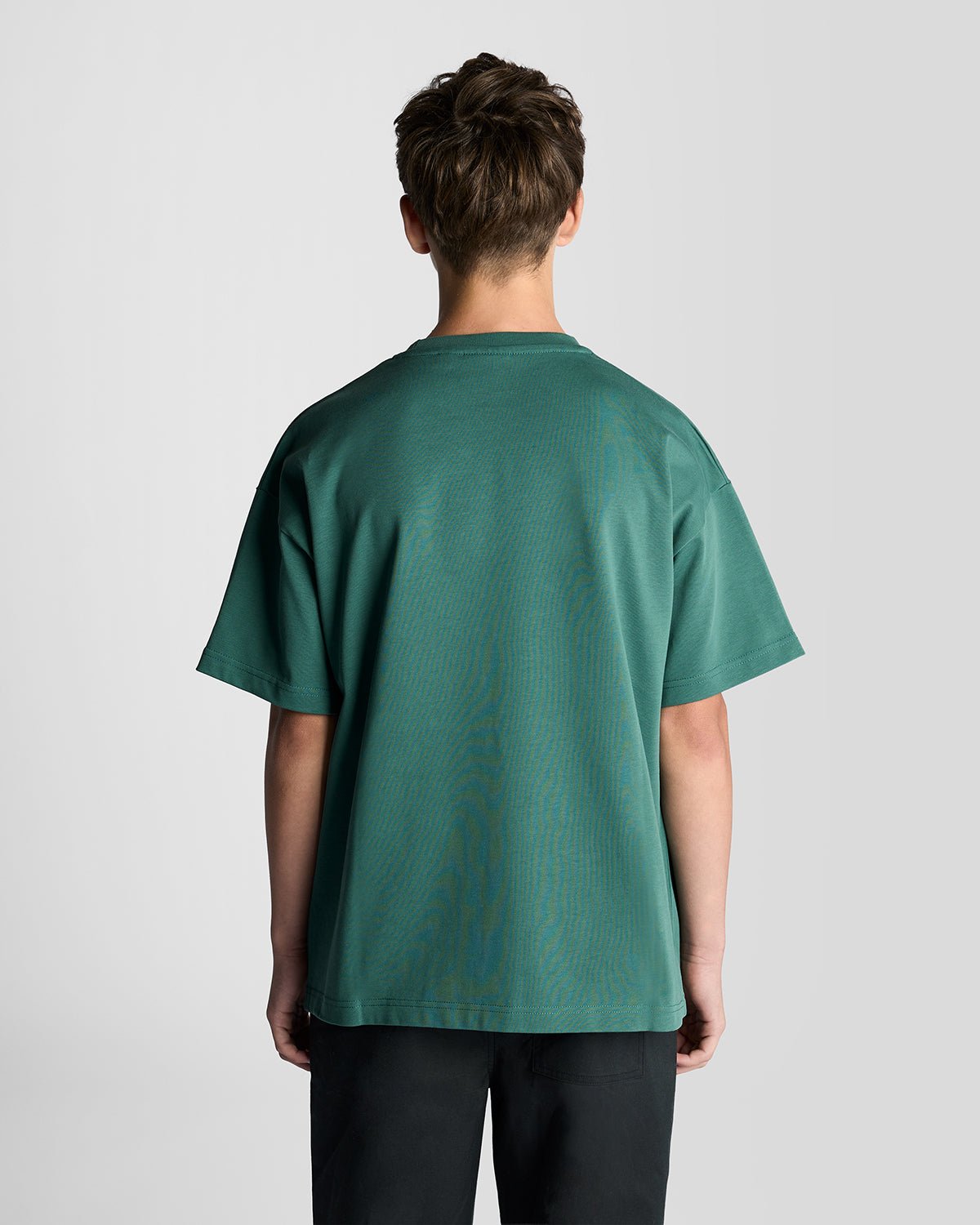 Un homme porte un t-shirt ample épais de couleur Everglade