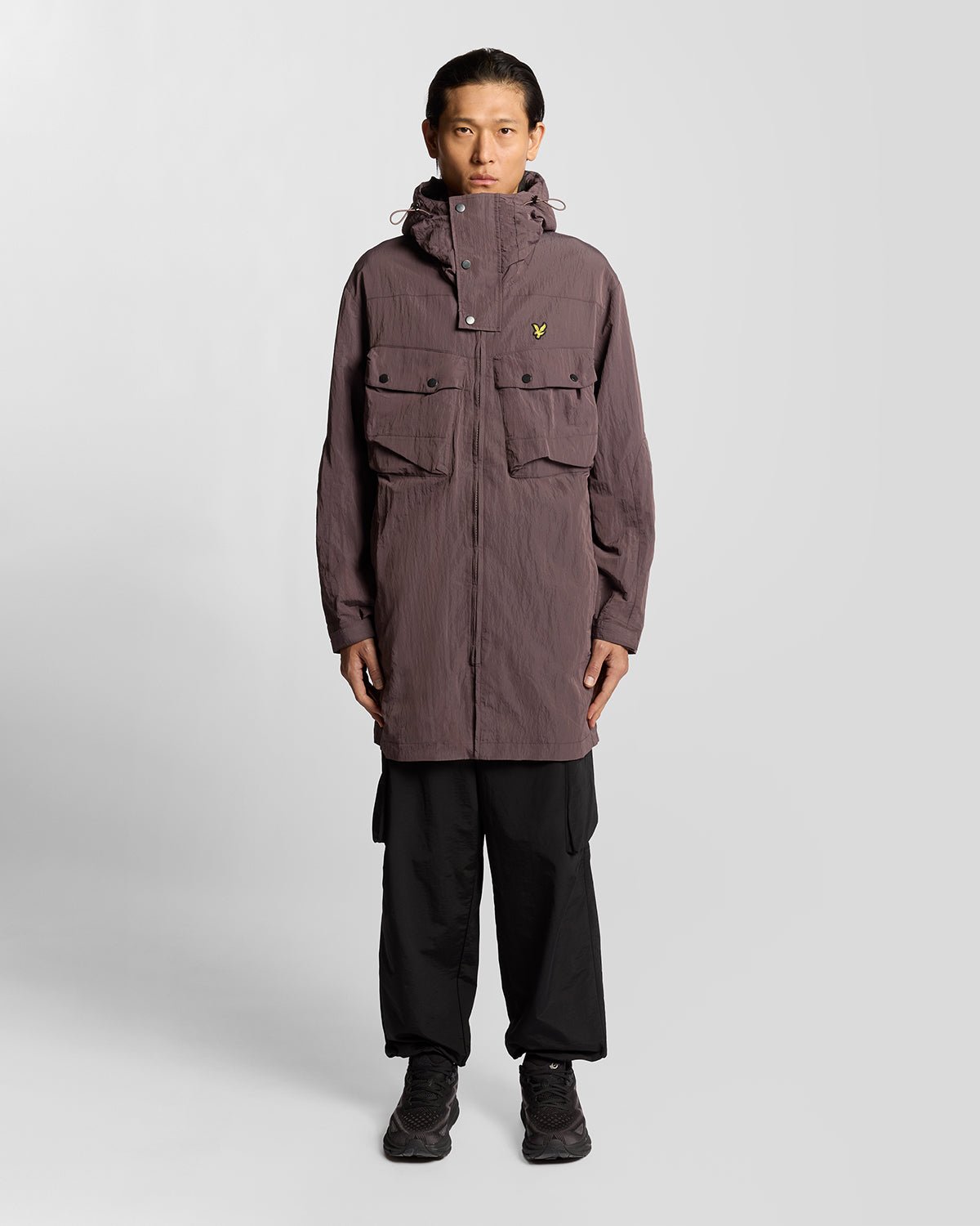 Un homme porte une parka Water Resistant Guard couleur espresso