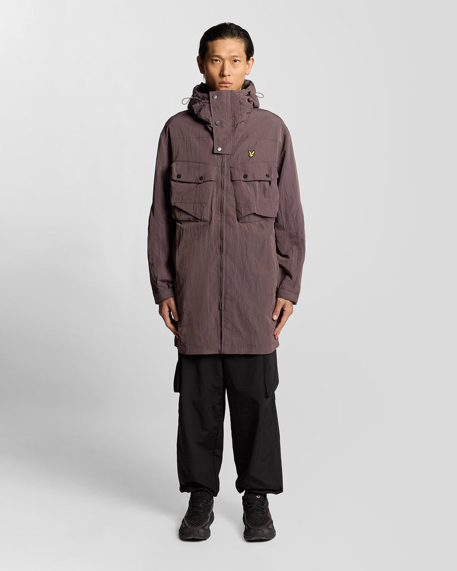Un homme porte une parka Water Resistant Guard couleur espresso