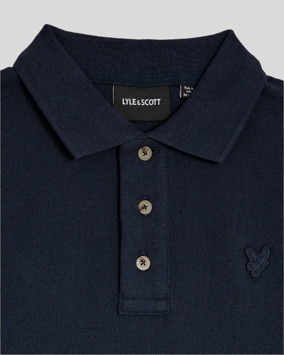 Ragazzo con polo in lino blu scuro