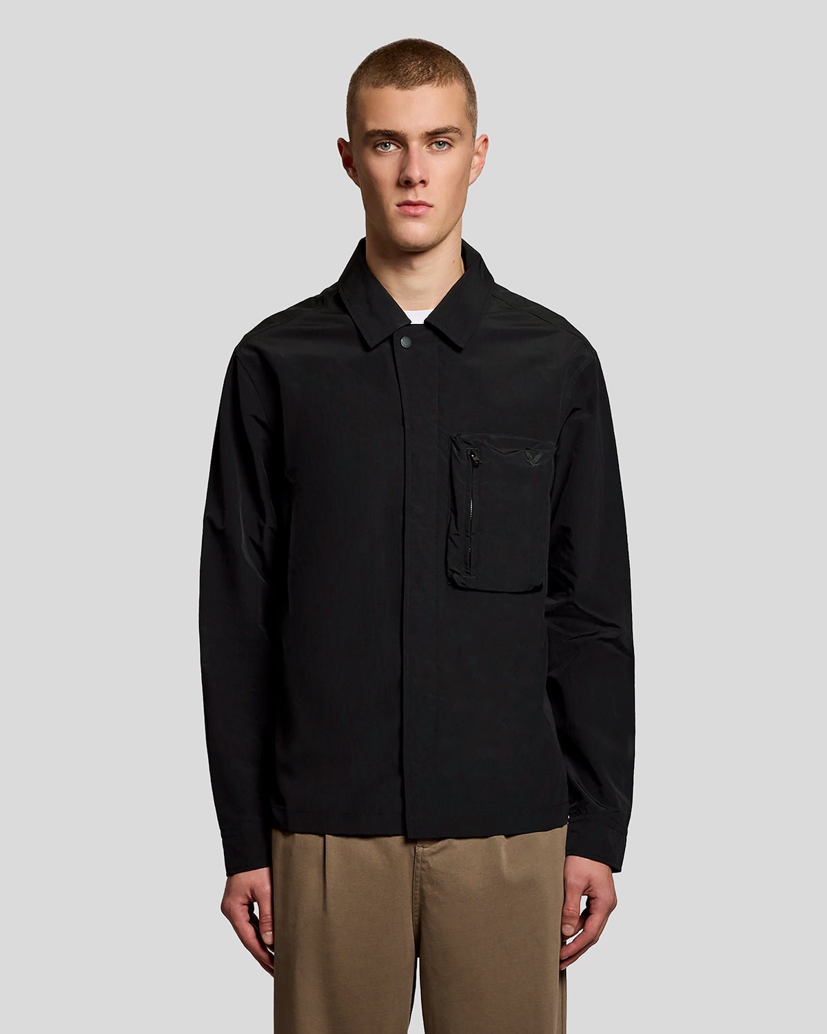 Homme portant une surchemise utilitaire légère à poches, couleur noir jais