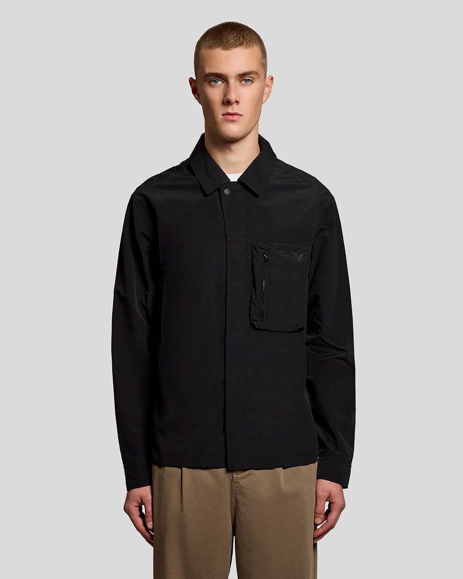 Homme portant une surchemise utilitaire légère à poches, couleur noir jais