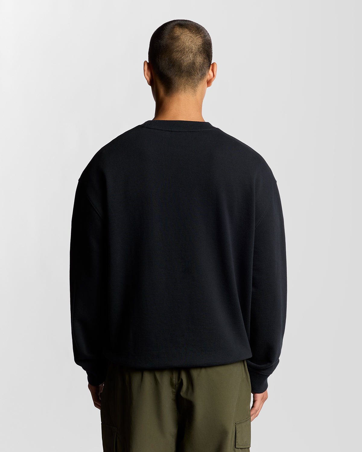 Homme portant un sweat-shirt en molleton Script Brushback bleu marine foncé