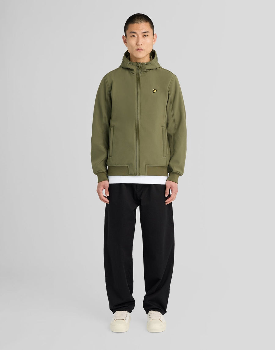 Mann trägt eine mit Fleece gefütterte Softshell-Jacke in der Farbe „True Olive“