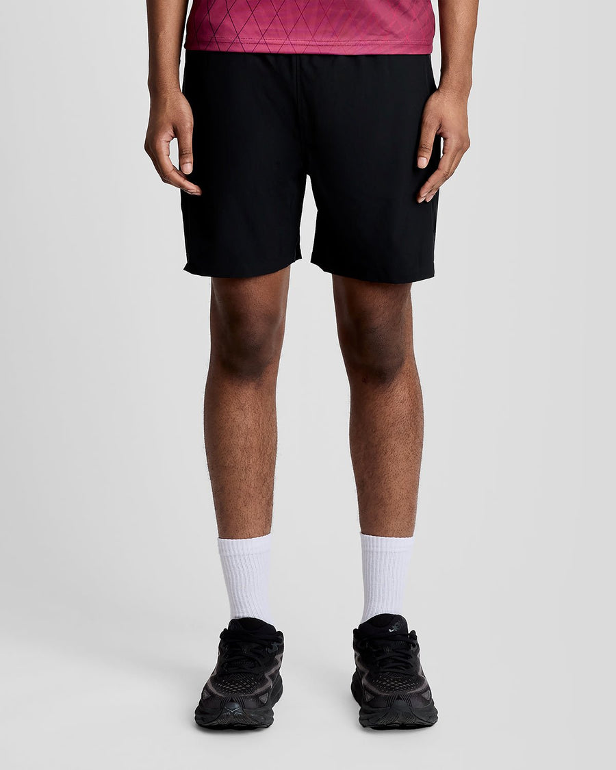 Uomo con pantaloncini da bagno in nero corvino
