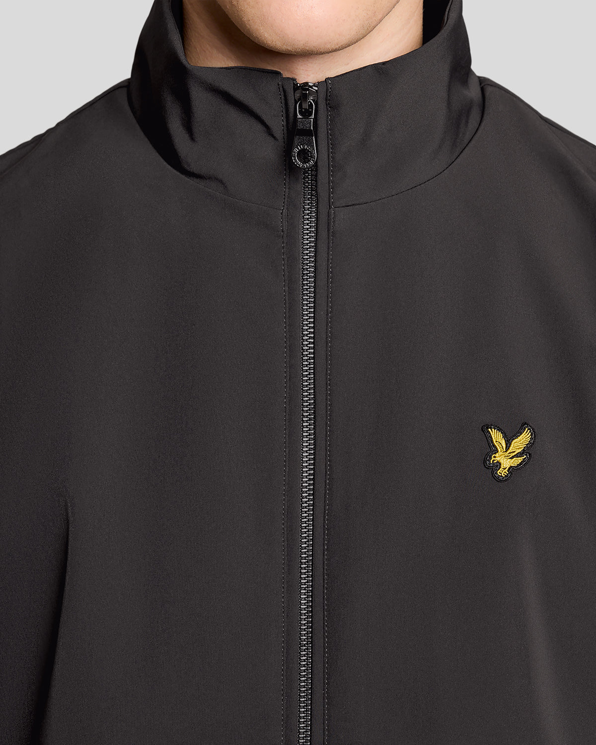 Homme portant une veste softshell à dos en maille, couleur gris métallisé