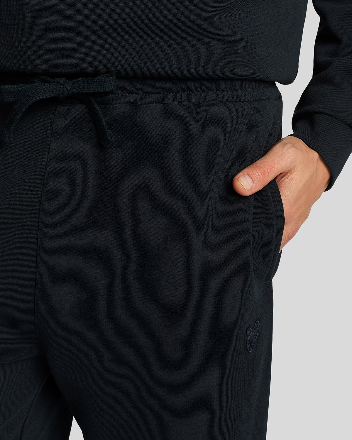 Homme portant un short de survêtement en coton ultra-fin bleu marine foncé