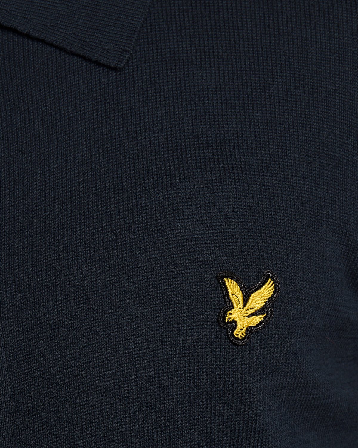 Homme portant un pull en coton bleu marine foncé
