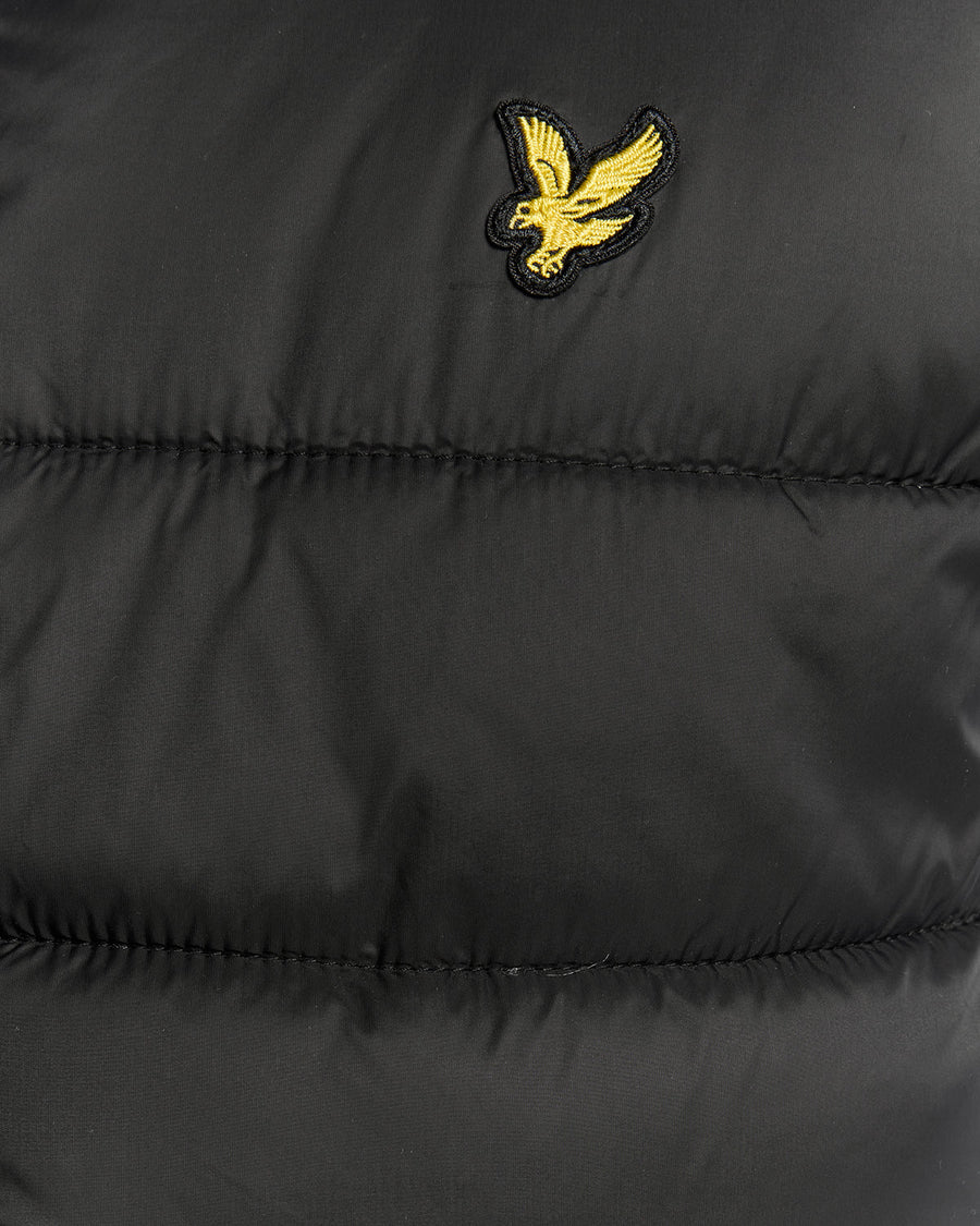 Un homme porte un gilet matelassé noir de jais