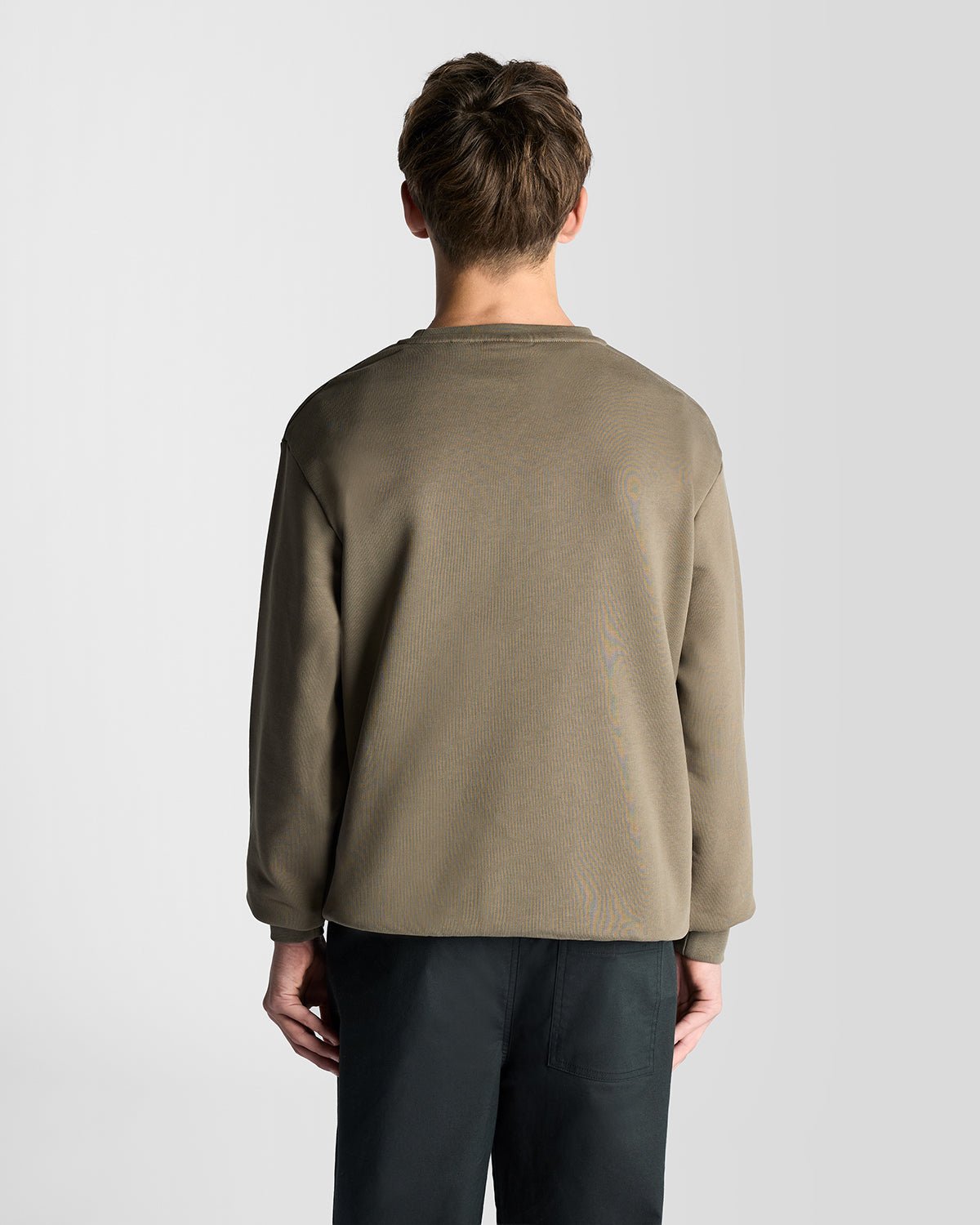 Un homme porte un sweat-shirt en coton épais de couleur kaki cendré