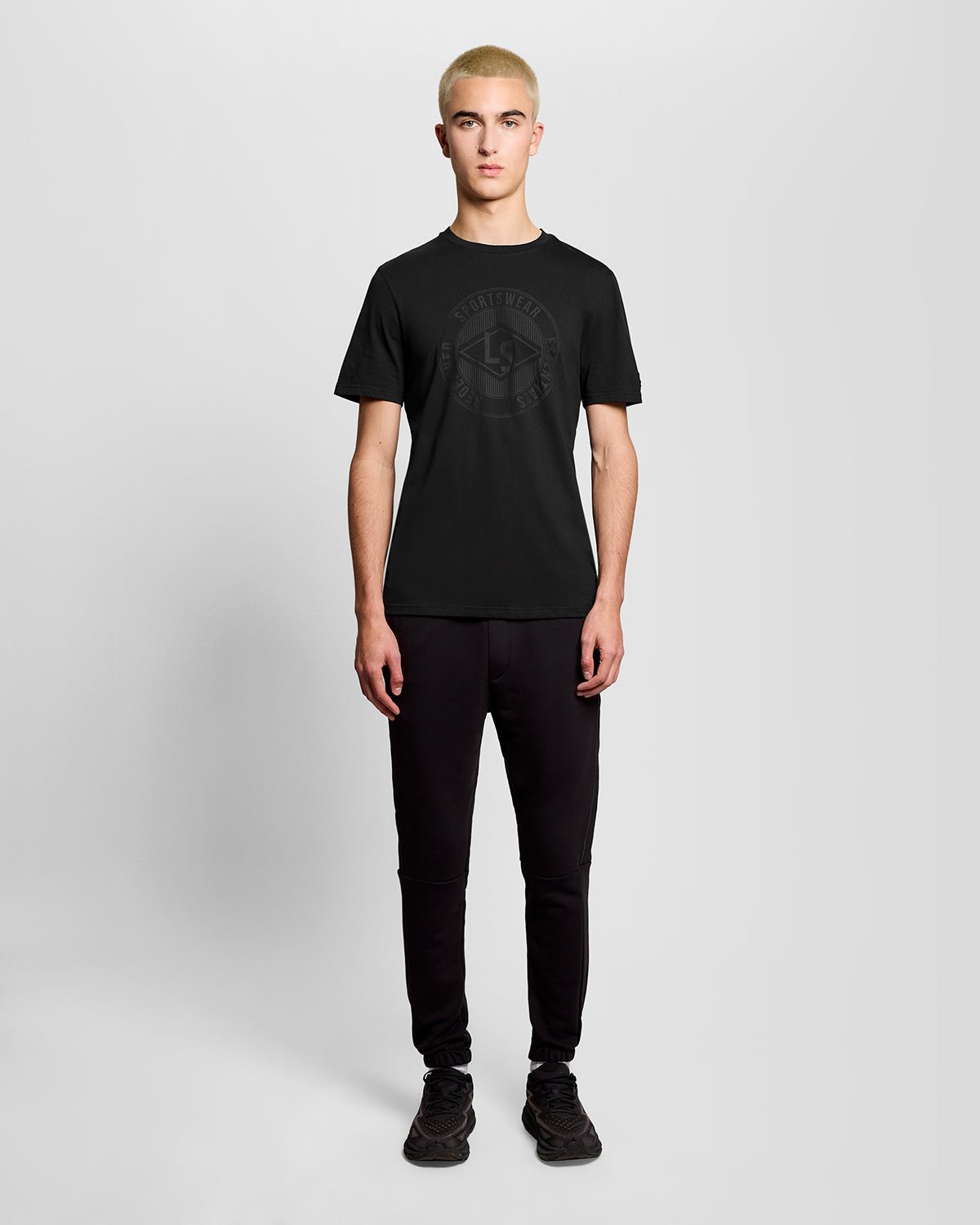 Homme portant un t-shirt « Sports Redefined » avec logo graphique, couleur noir de jais
