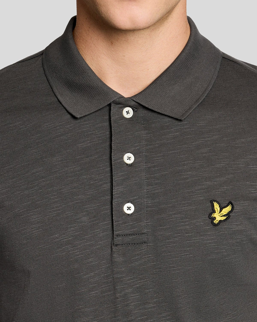 Homme portant un polo en coton fin texturé, couleur gris métallisé