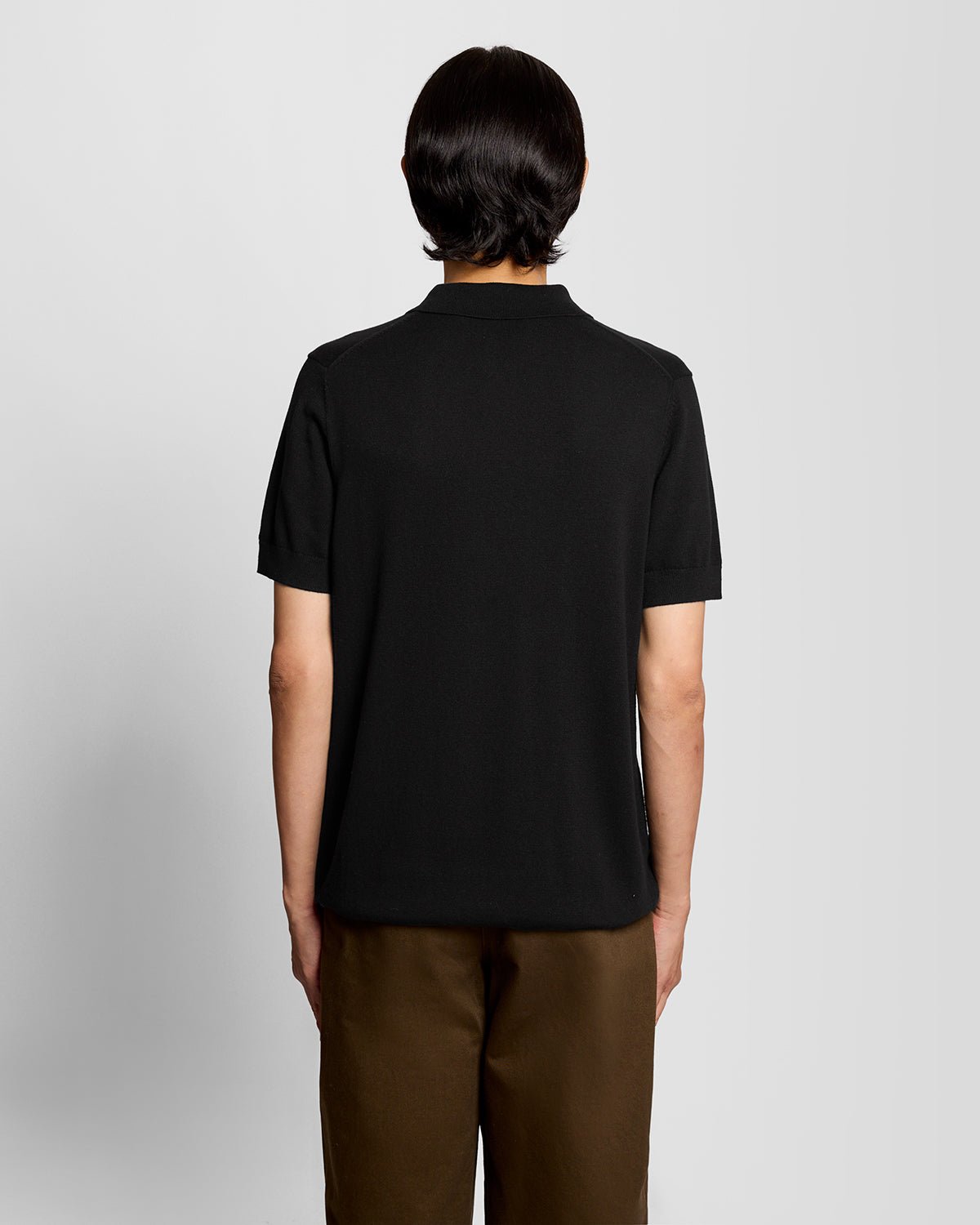 Uomo con polo in maglia di cotone color nero corvino