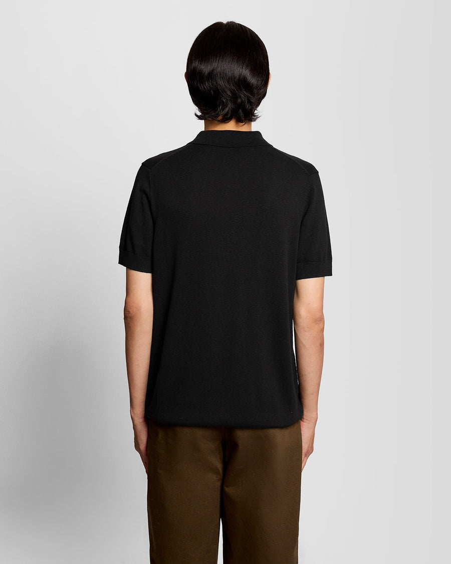 Uomo con polo in maglia di cotone color nero corvino