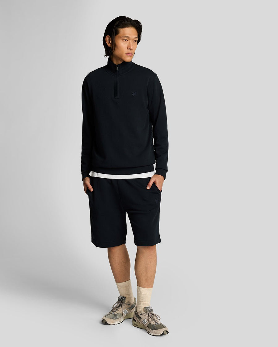 Homme portant un short de survêtement en coton ultra-fin bleu marine foncé