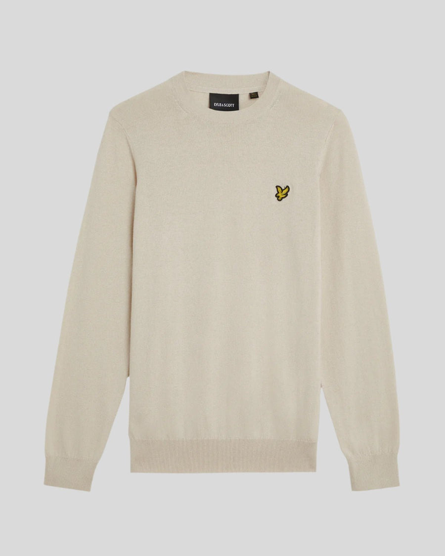 Homme portant un pull à col rond en coton et laine mérinos, couleur Cove