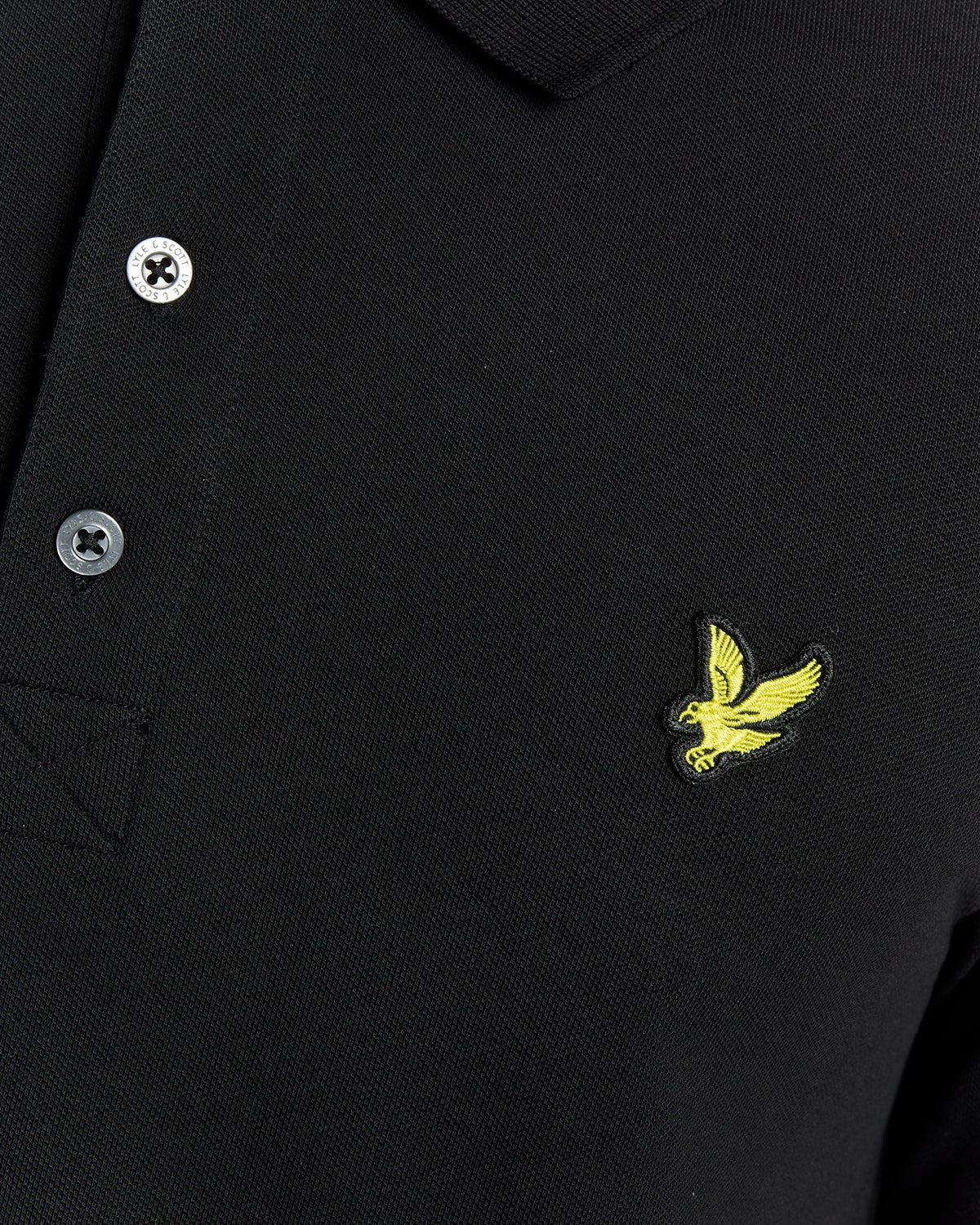 Homme portant un polo en coton à manches longues, couleur noir de jais