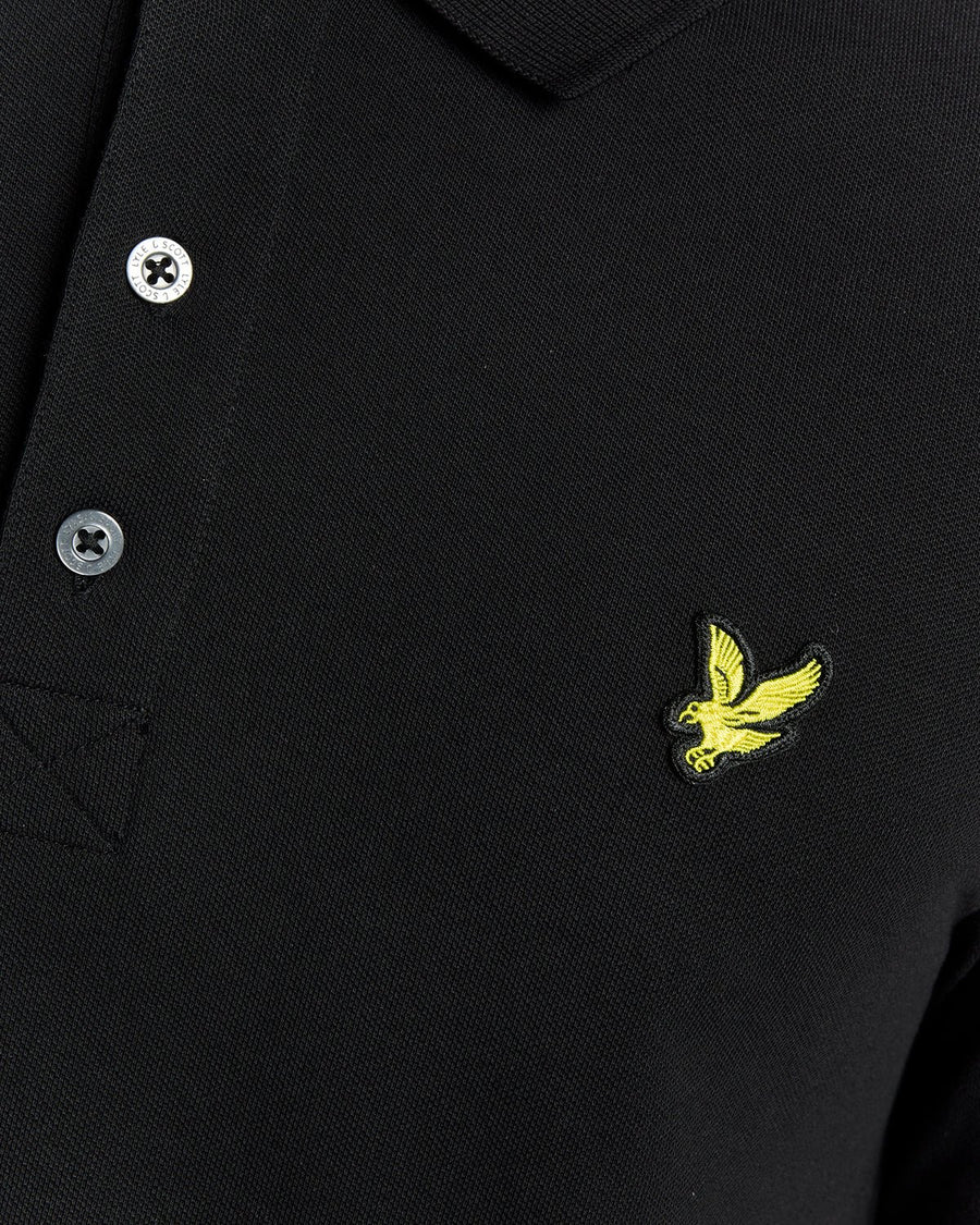 Homme portant un polo en coton à manches longues, couleur noir de jais