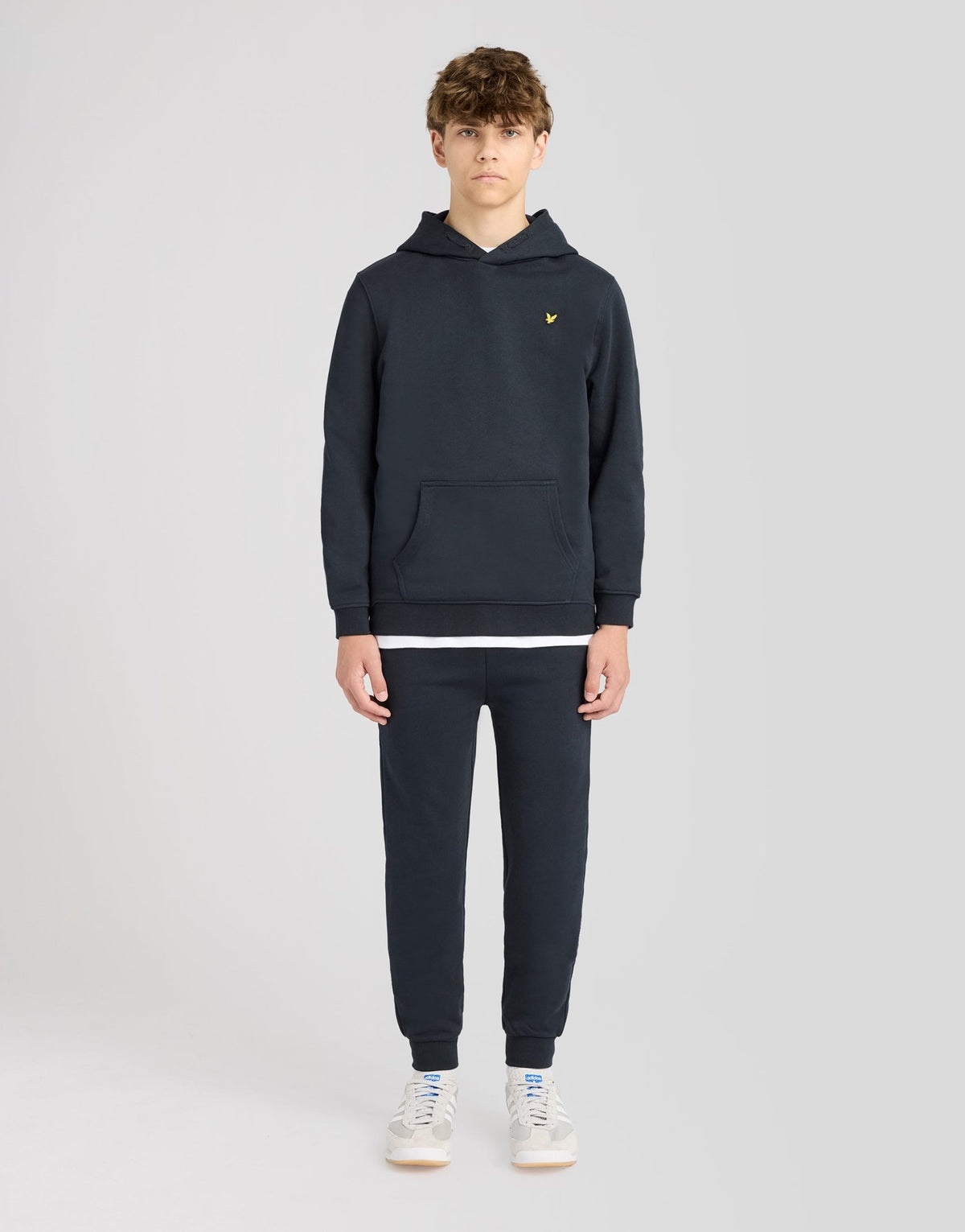 Garçon portant un sweat à capuche brossé bleu marine foncé