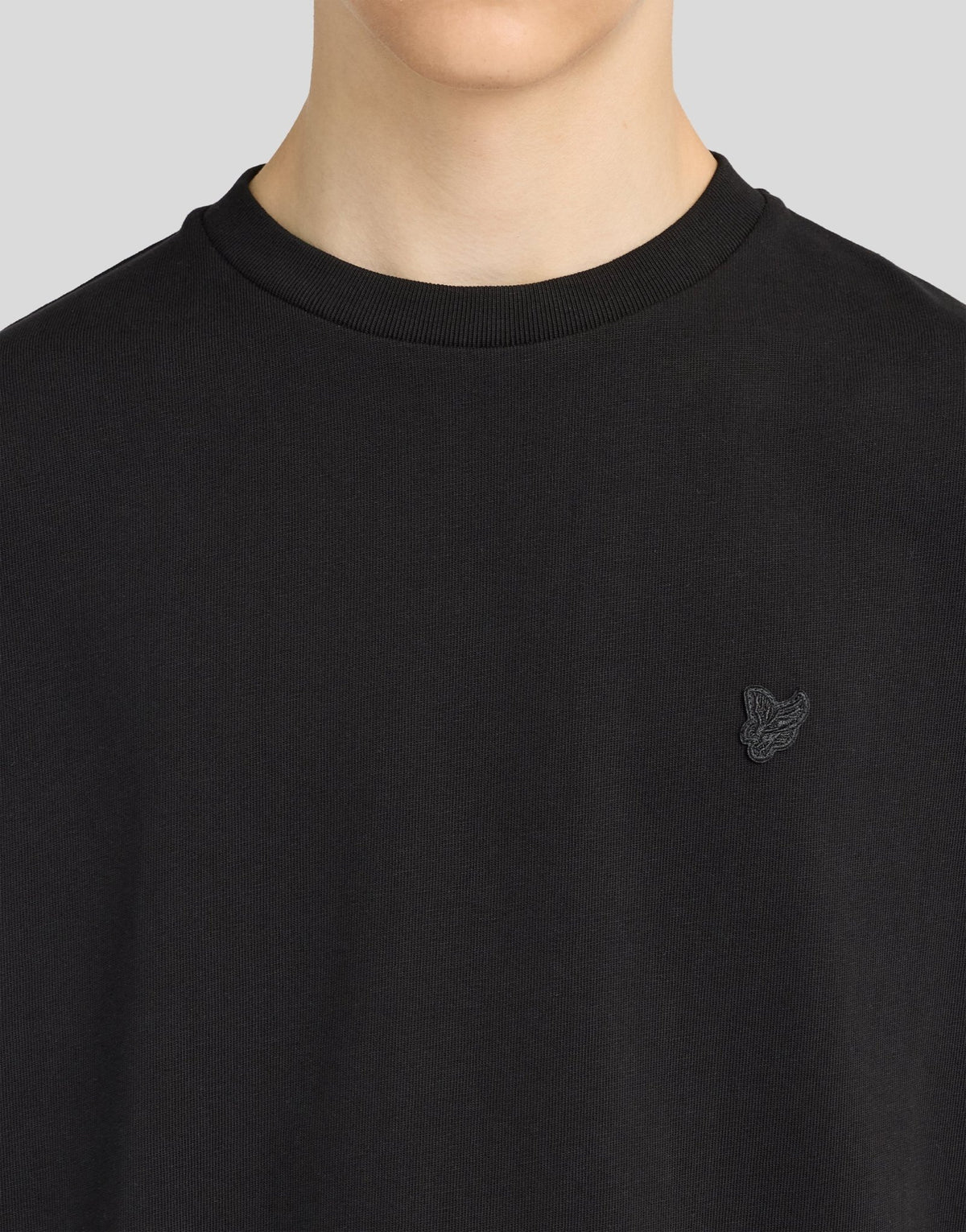 Garçon portant un t-shirt ample épais, couleur noire