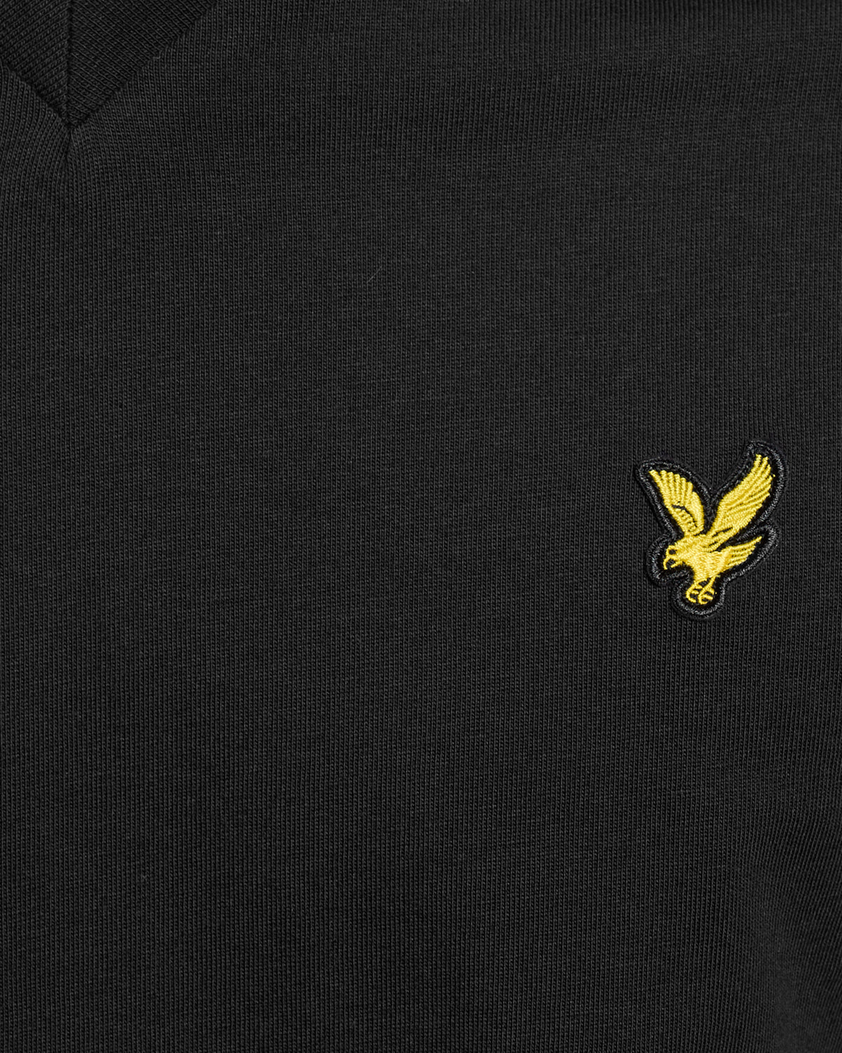 Homme portant un t-shirt en coton à col en V, couleur noir de jais