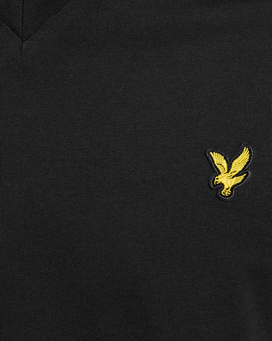 Homme portant un t-shirt en coton à col en V, couleur noir de jais