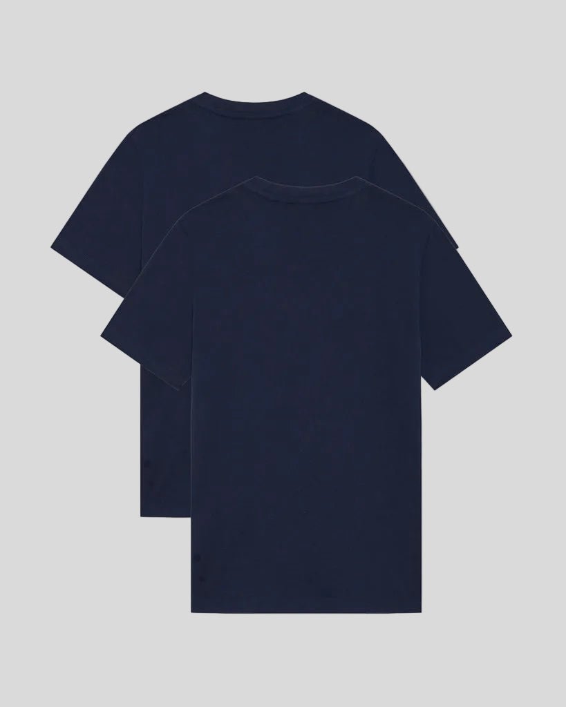 Homme portant un lot de deux t-shirts Basic bleu marine