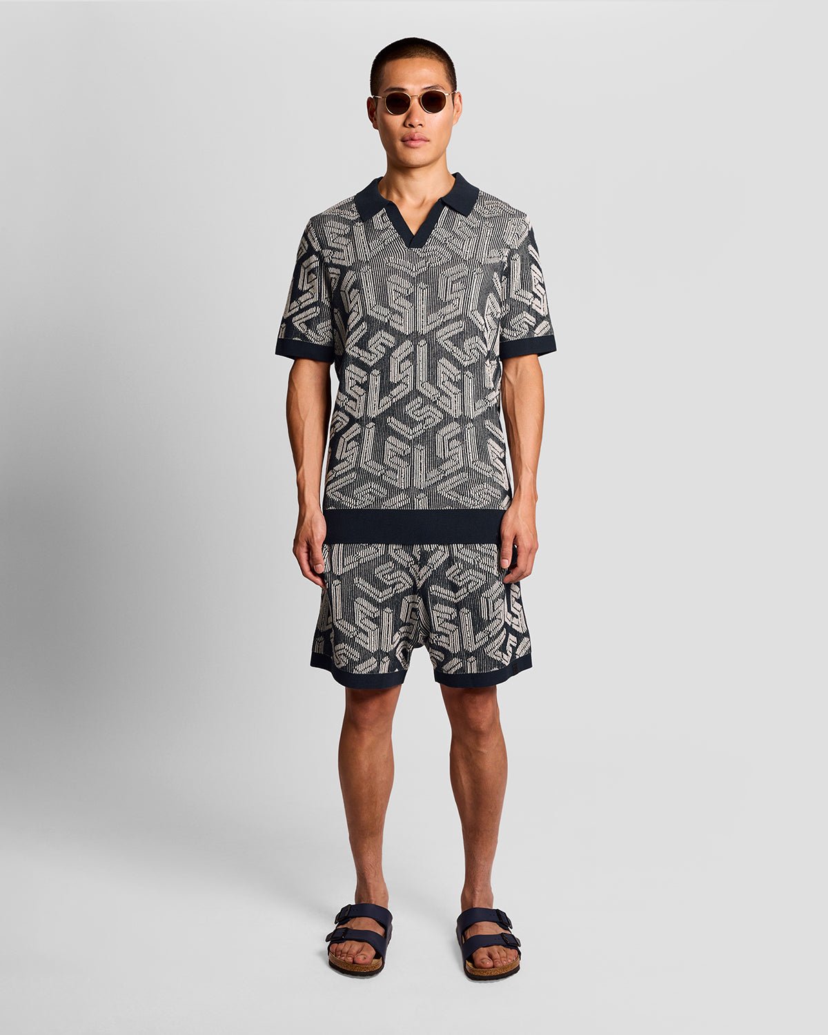 Homme portant un short en tricot côtelé Emblem, couleur bleu marine foncé/Cove
