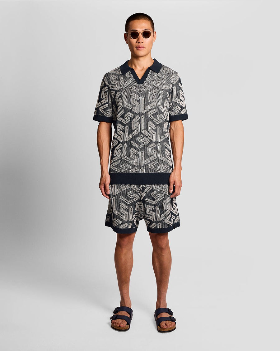 Homme portant un short en tricot côtelé Emblem, couleur bleu marine foncé/Cove