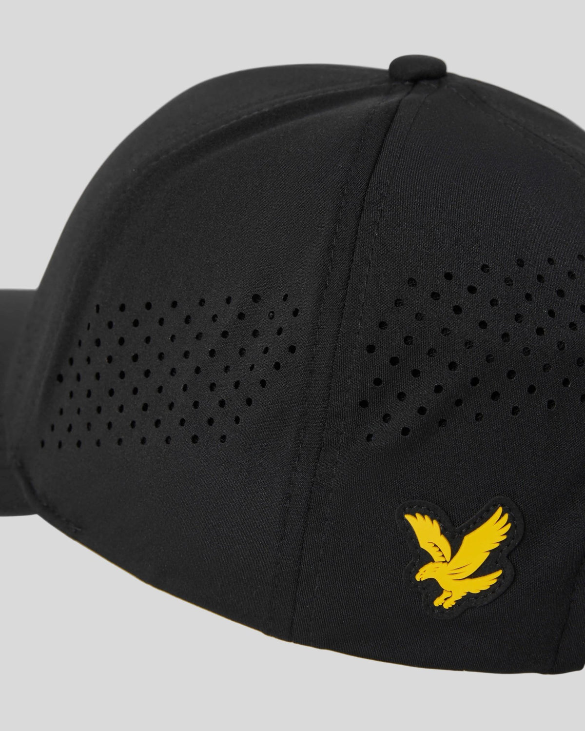 Homme portant une casquette de sport ventilée, couleur noir jais