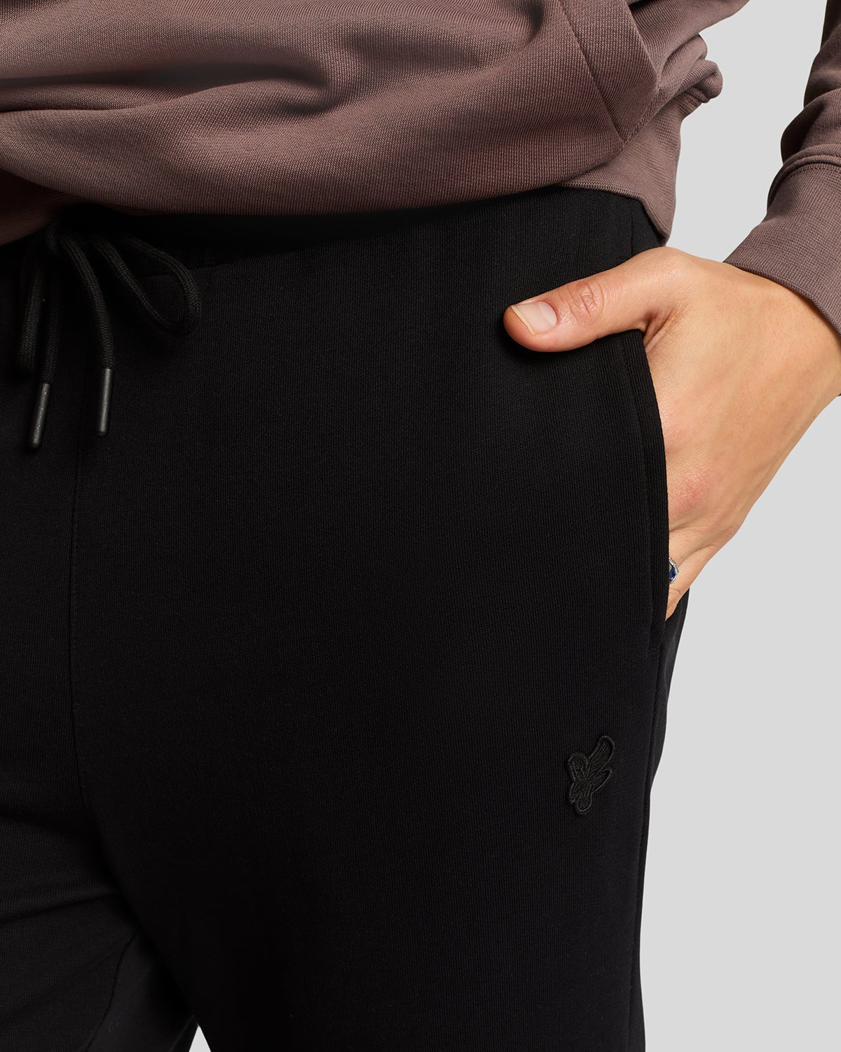 Homme portant un pantalon de jogging slim en coton ultra-fin, couleur noir de jais