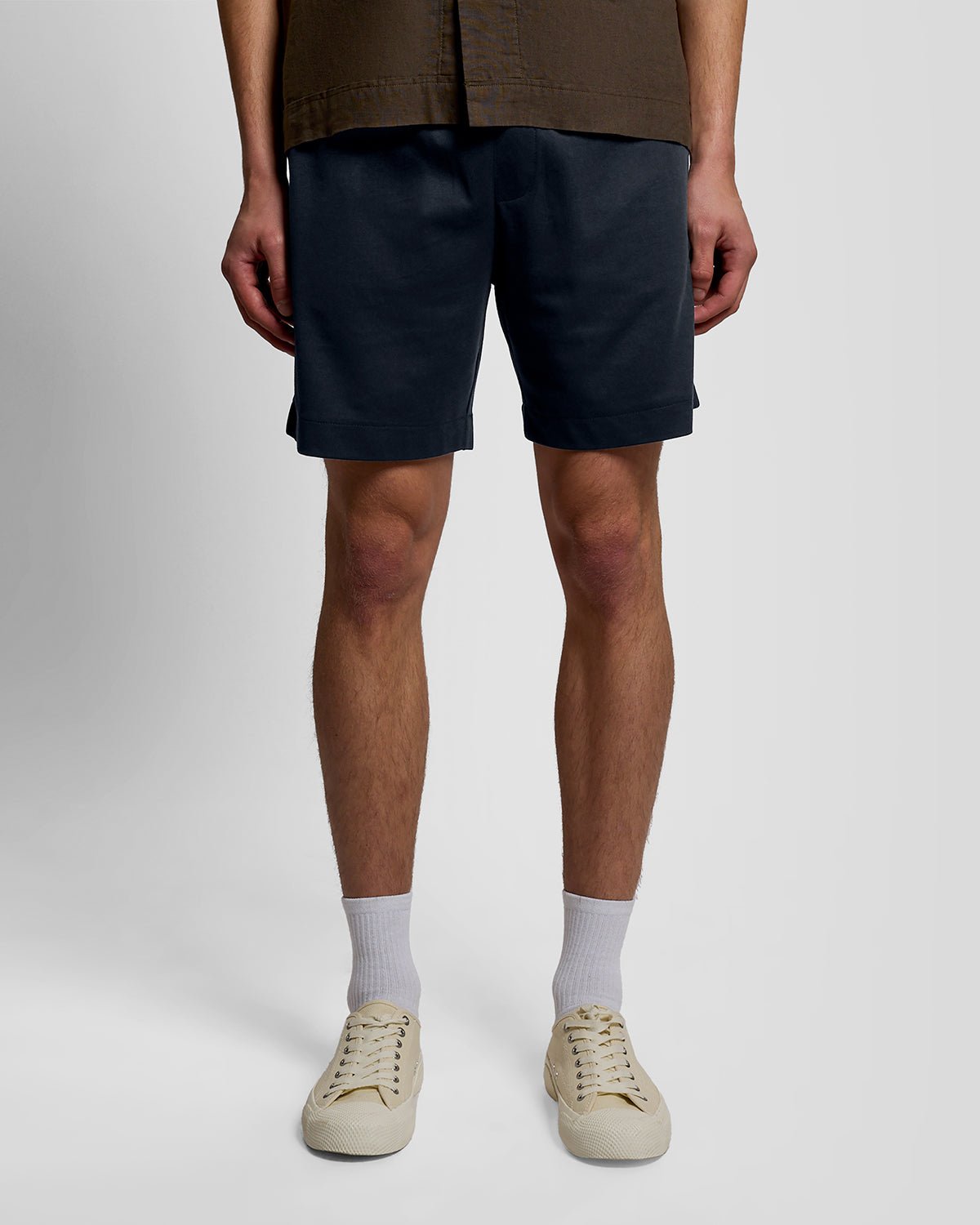 Un homme porte un short de survêtement Interlock bleu marine foncé