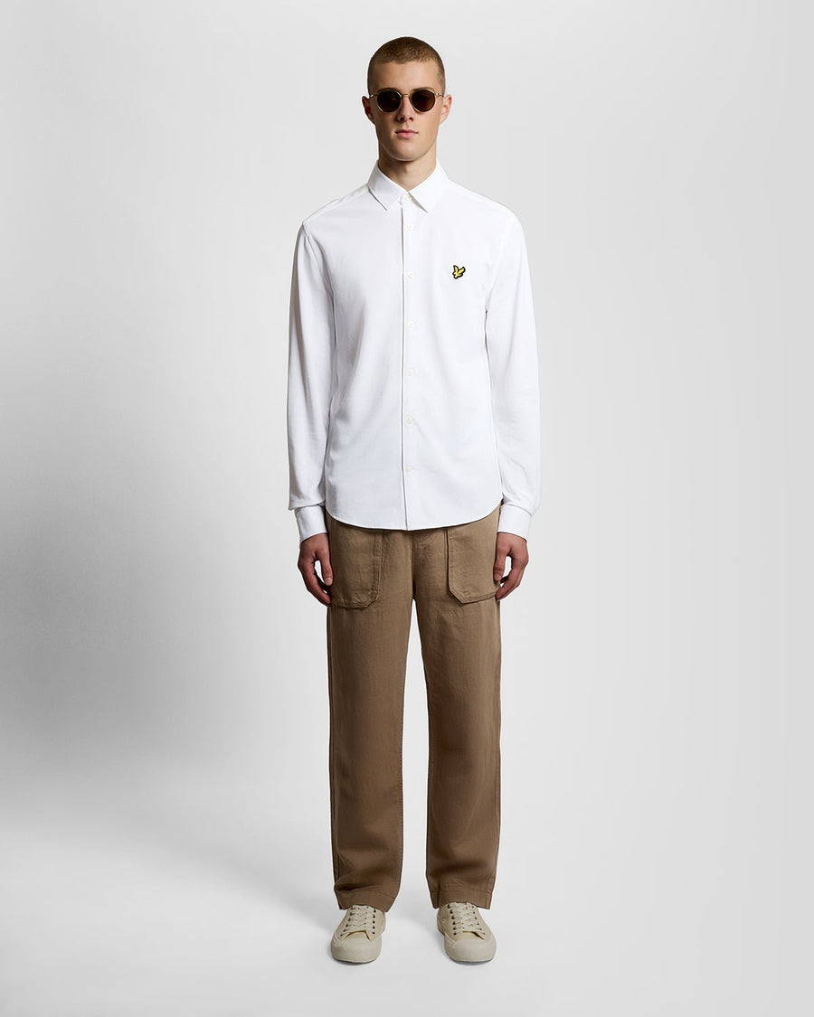 Homme portant une chemise en jersey Oxford de coton blanche
