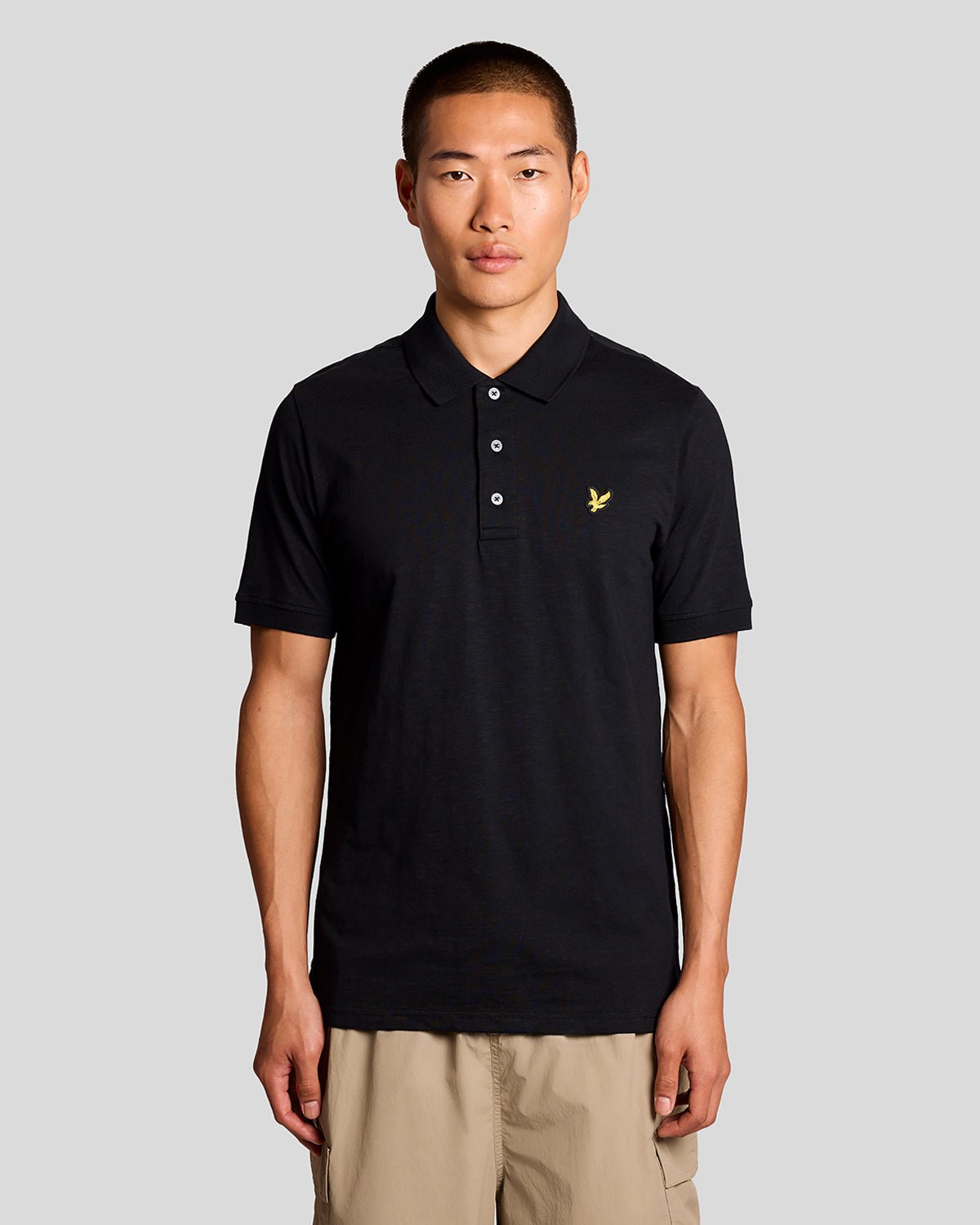 Homme portant un polo en coton fin flammé, couleur noir de jais