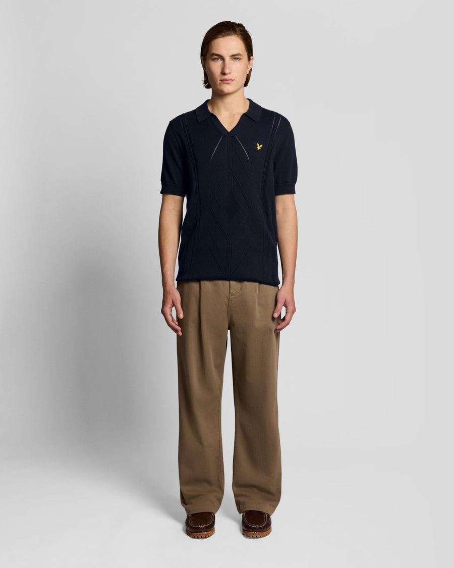 Homme portant un polo en maille à motif argyle et col ouvert, bleu marine foncé
