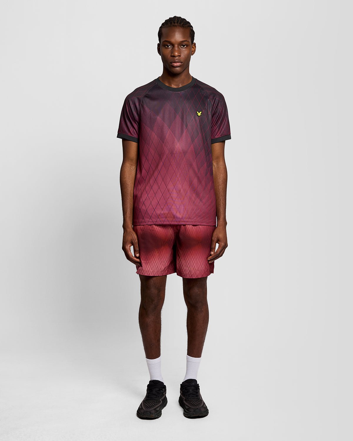 Un homme porte un short de bain Monogram Geometric couleur figue
