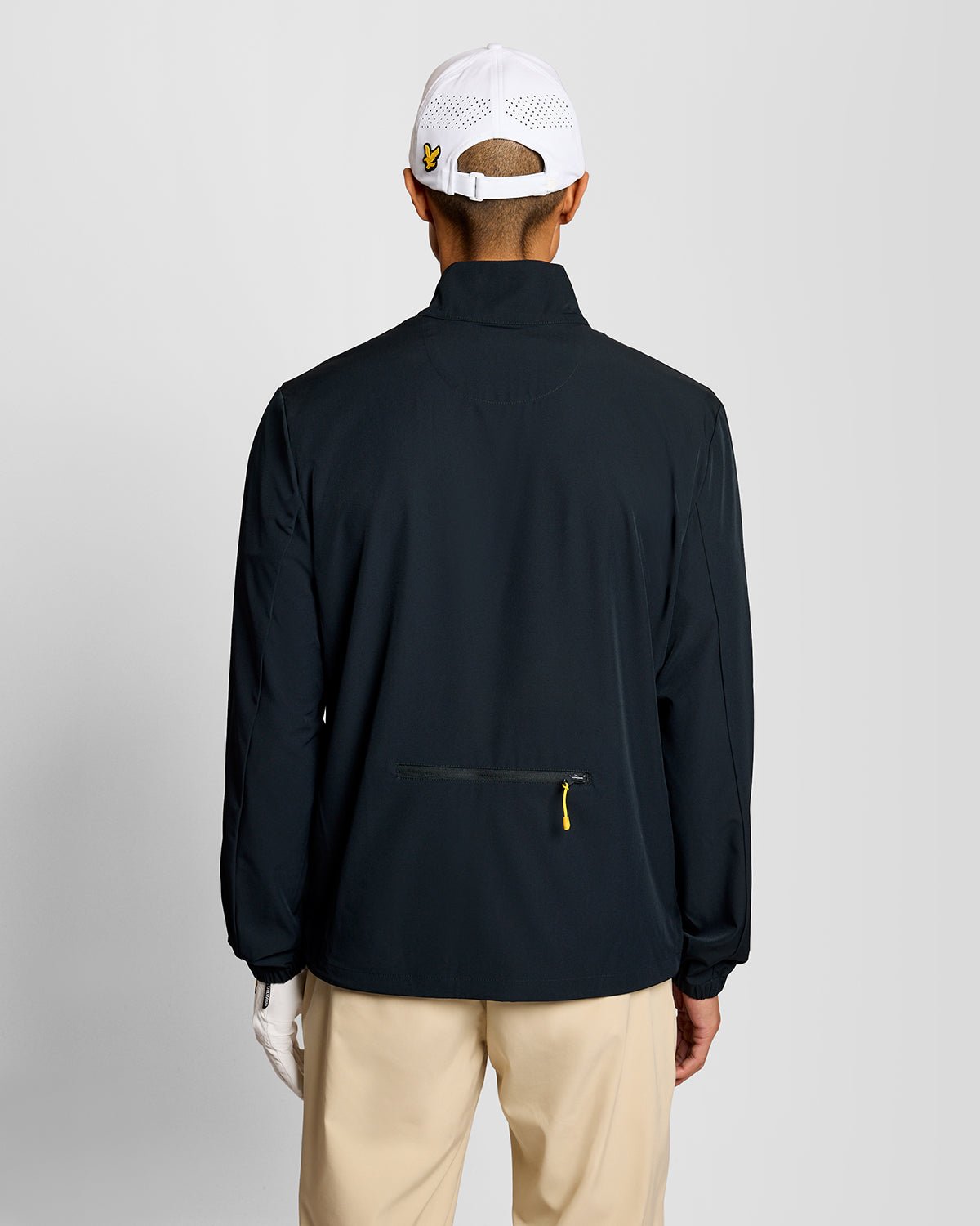 Un homme porte une veste légère et compacte de couleur bleu marine foncé