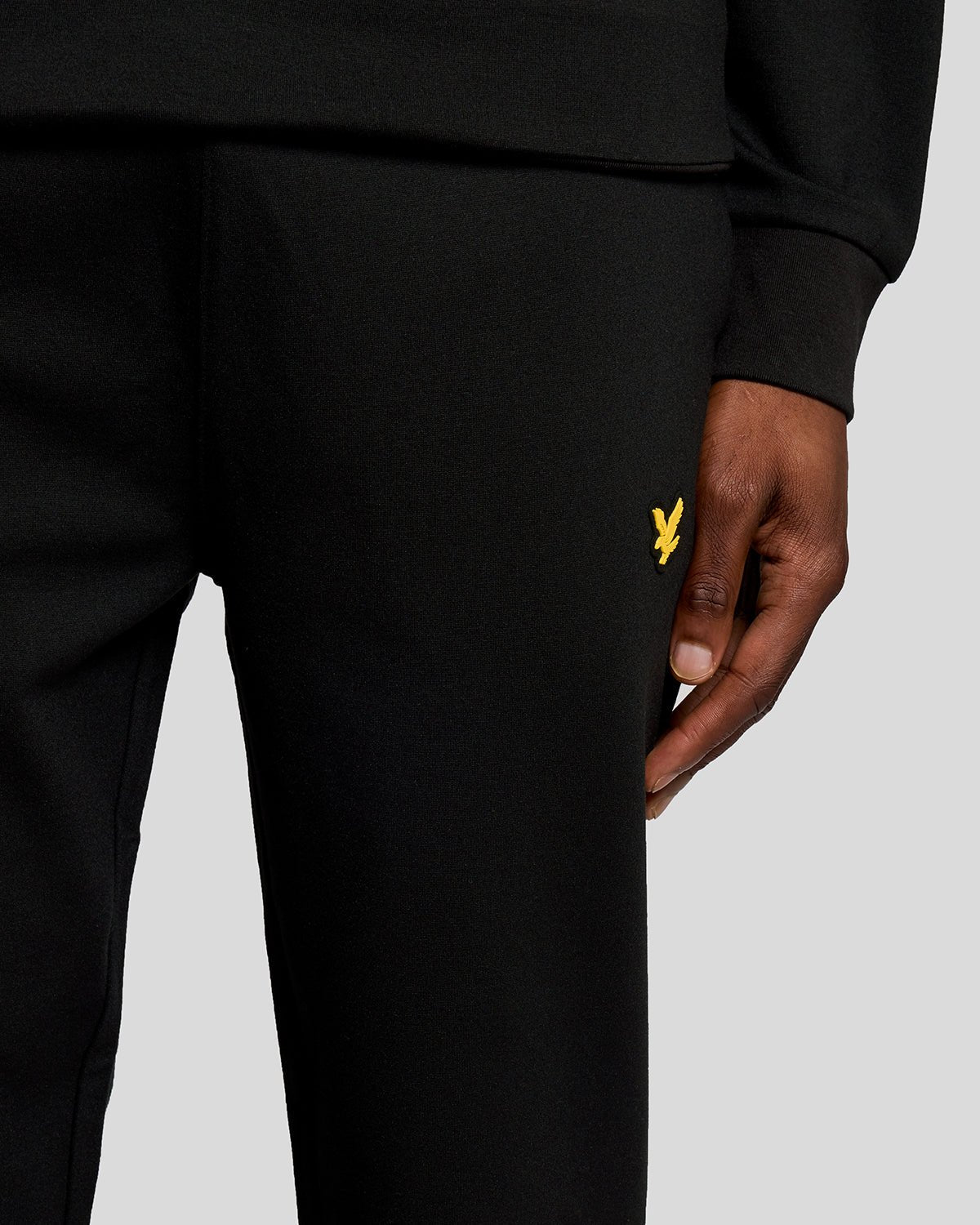Uomo con pantaloni da jogging sportivi leggeri in nero corvino