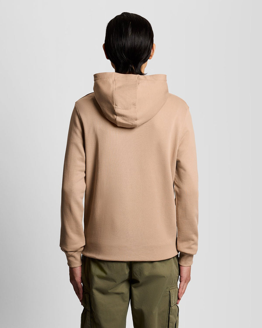 Un homme porte un sweat à capuche en coton Loopback, couleur Barley