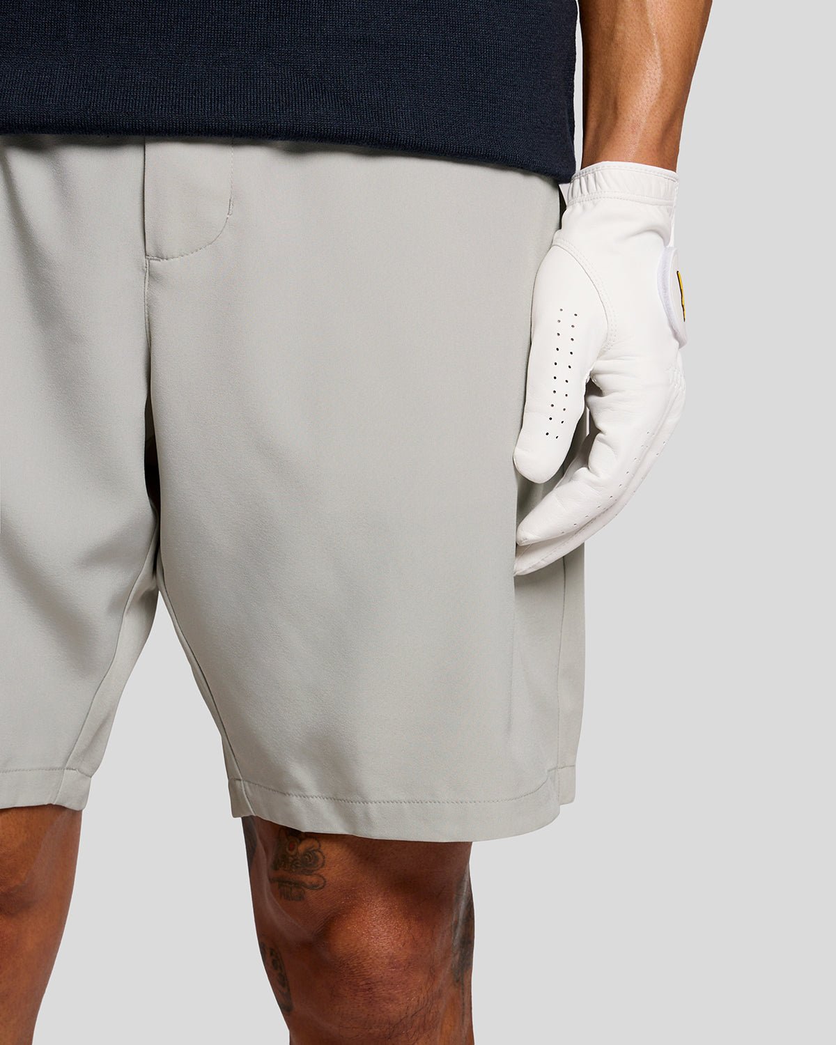 Un homme porte un short technique léger de couleur Cloud