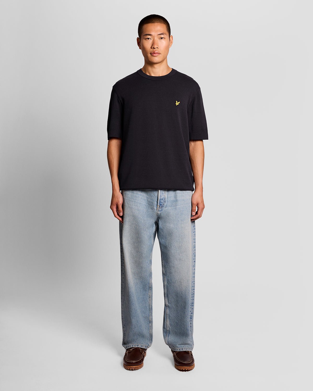 Uomo con maglietta in maglia dal taglio comodo in blu navy scuro