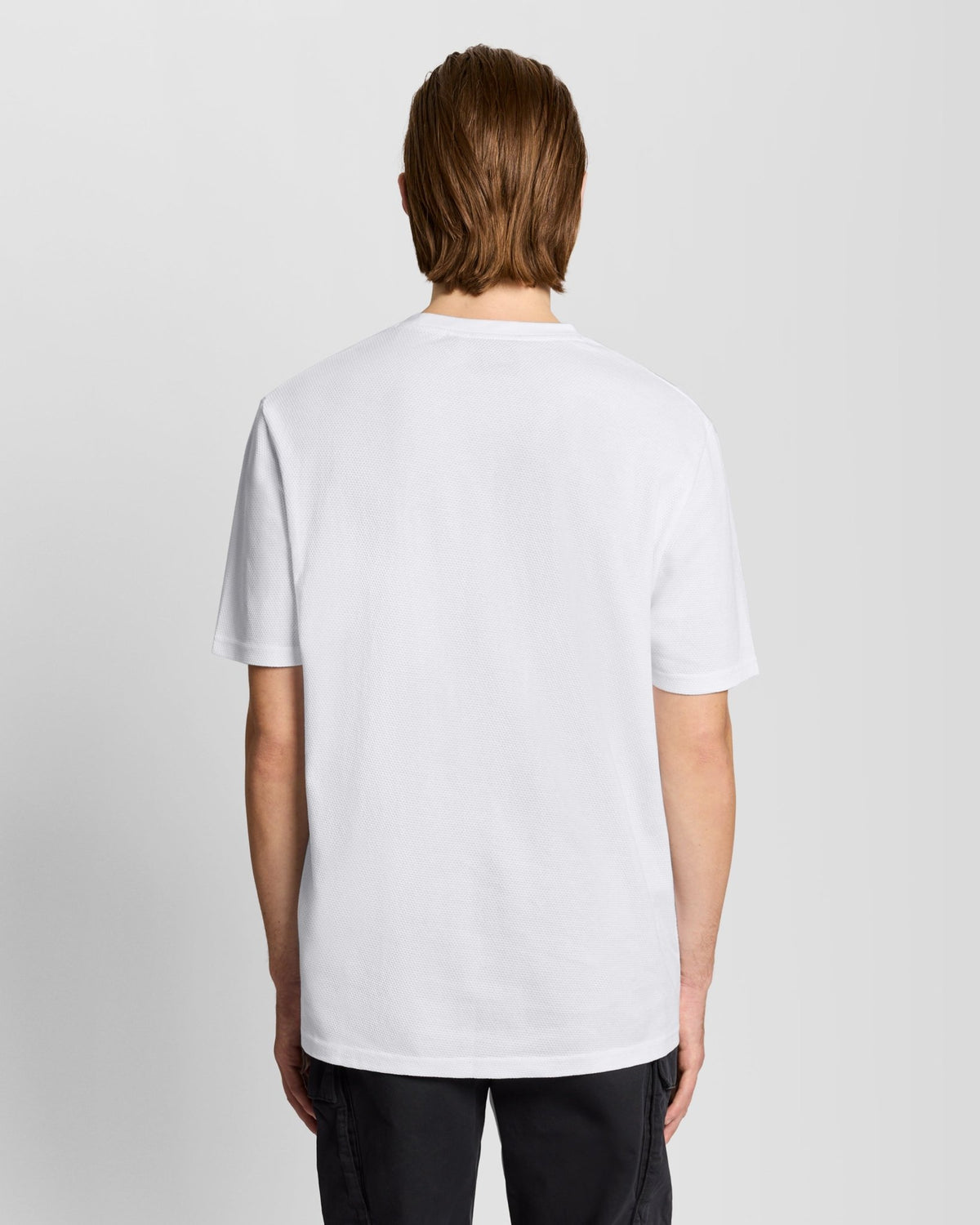 Homme portant un t-shirt jacquard texturé blanc
