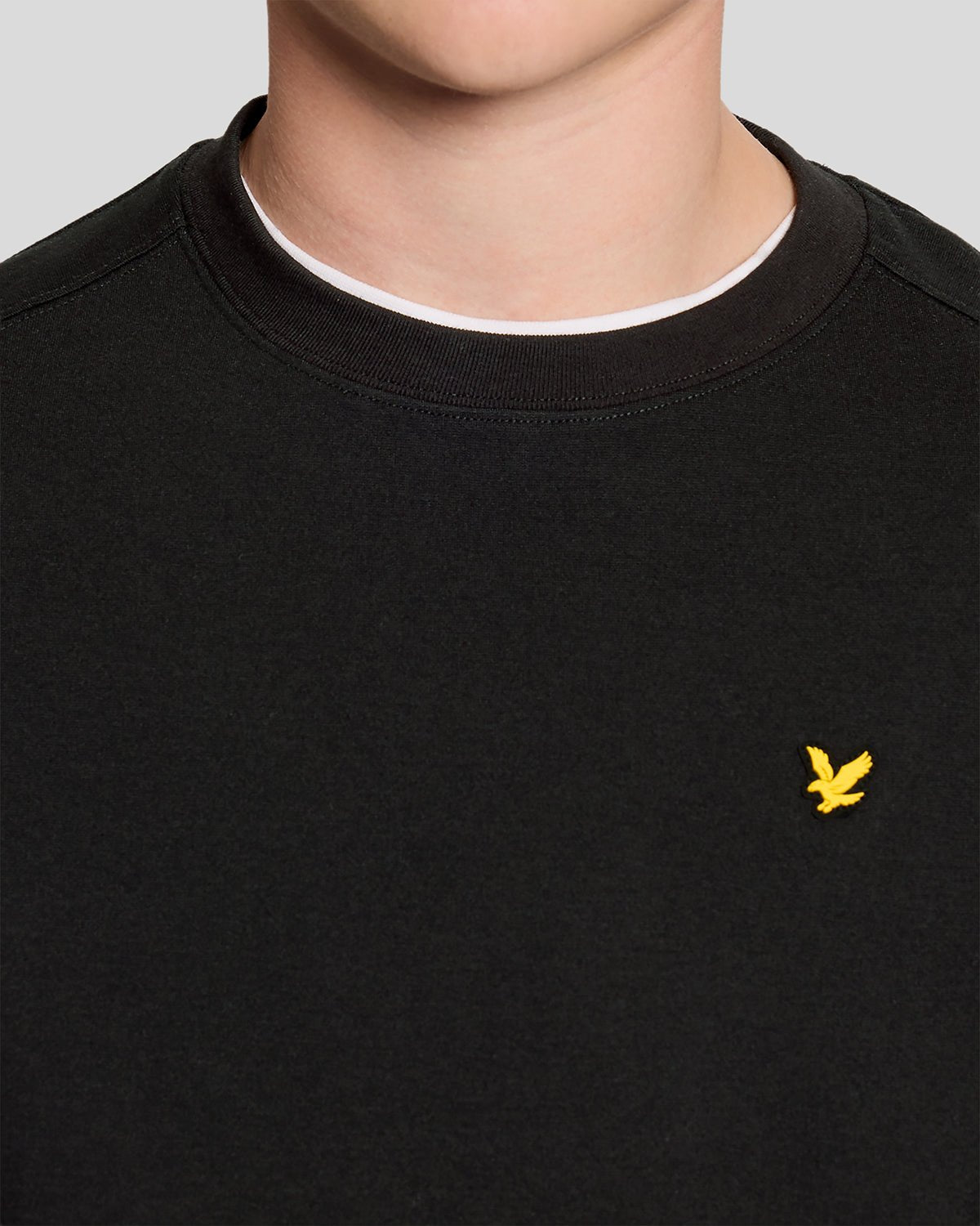 Homme portant un sweat-shirt léger de sport noir de jais