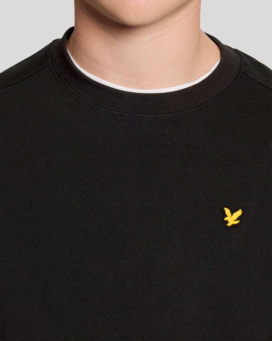 Homme portant un sweat-shirt léger de sport noir de jais
