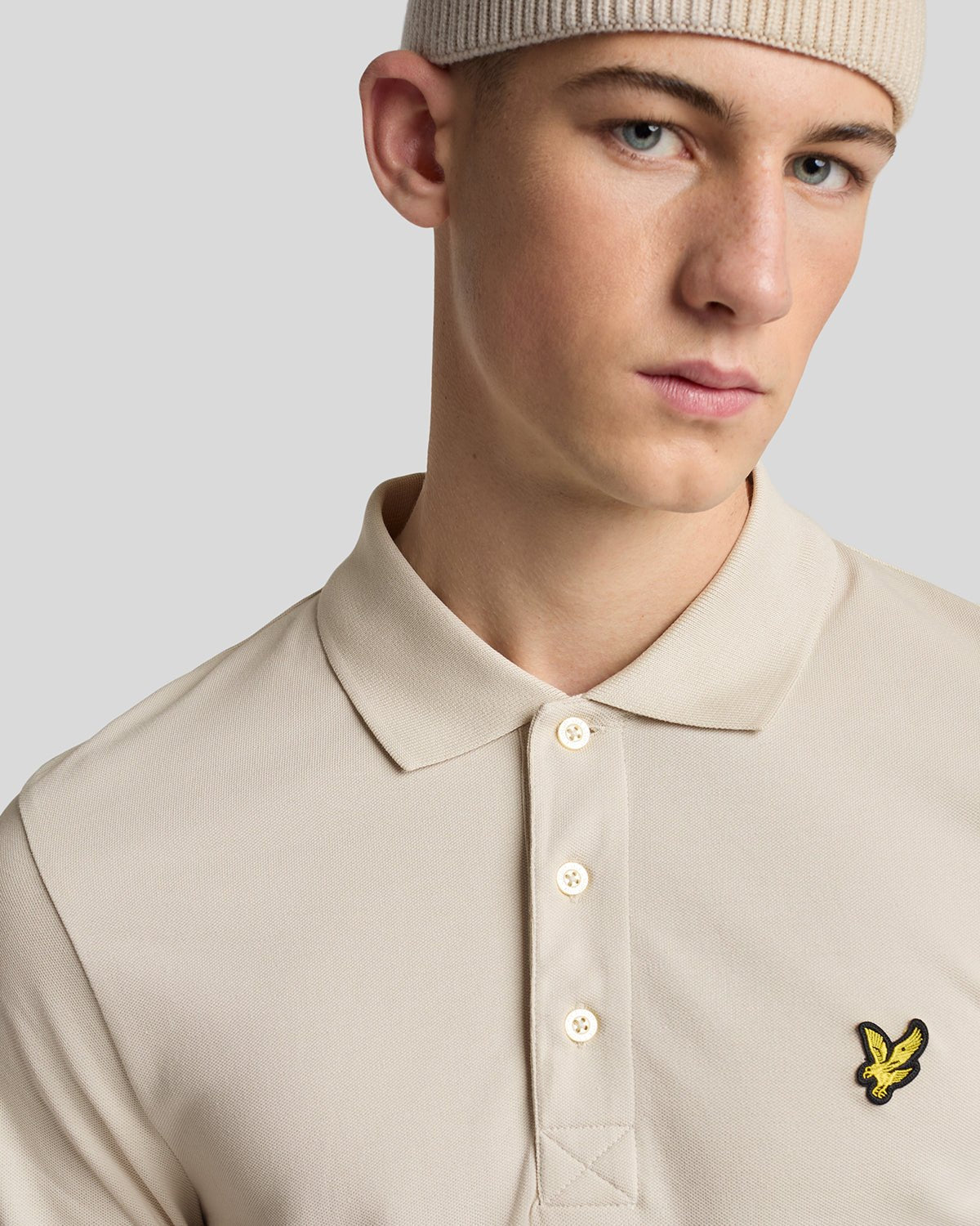 Mann trägt ein Baumwoll-Poloshirt in Cove