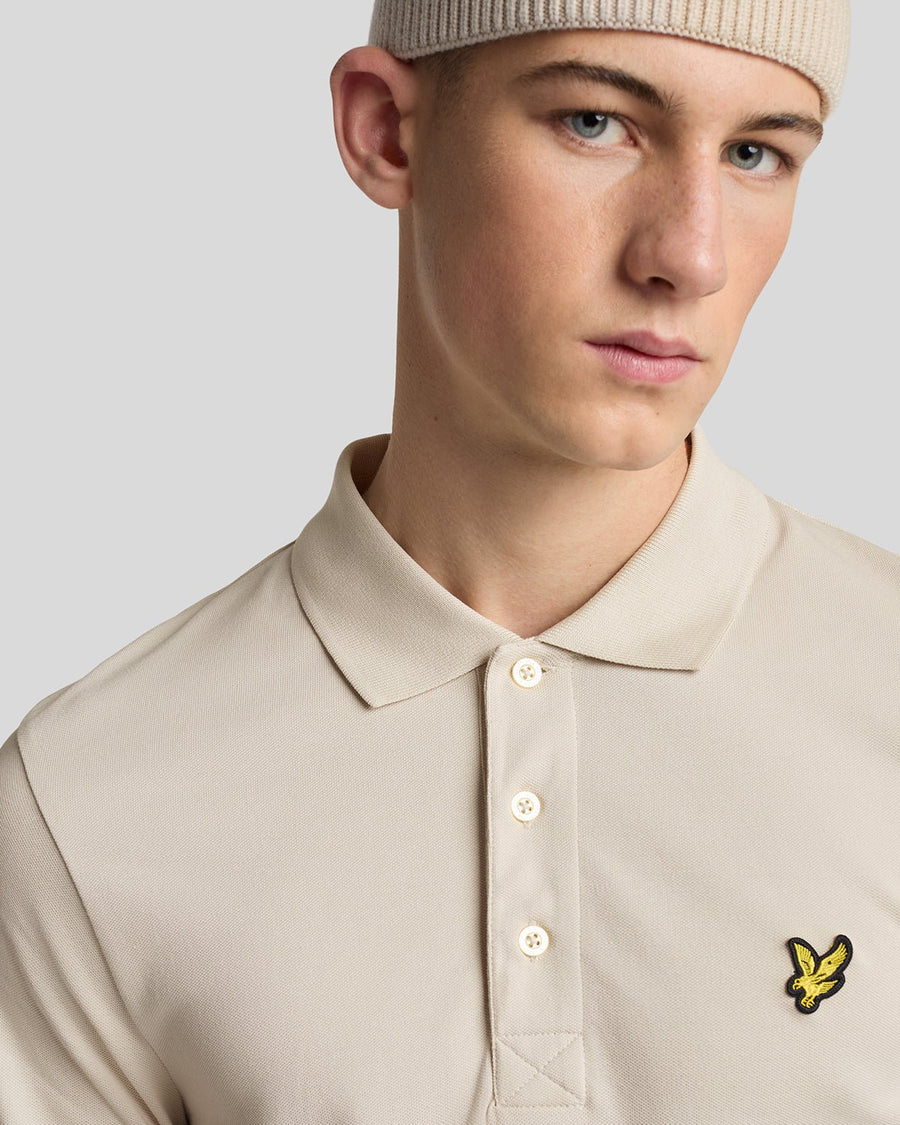 Mann trägt ein Baumwoll-Poloshirt in Cove