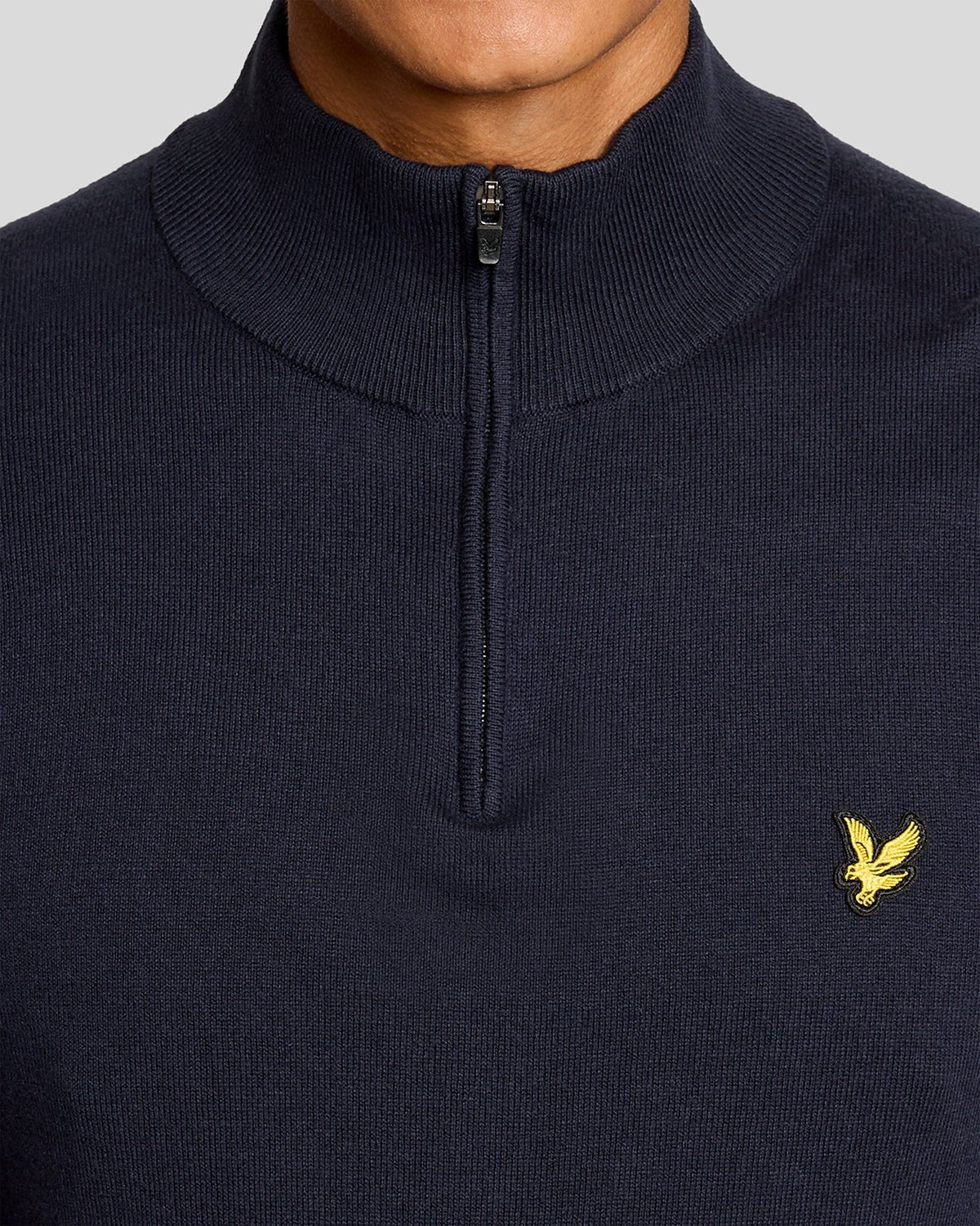 Homme portant un pull Performance à fermeture éclair 1/4 en bleu marine foncé