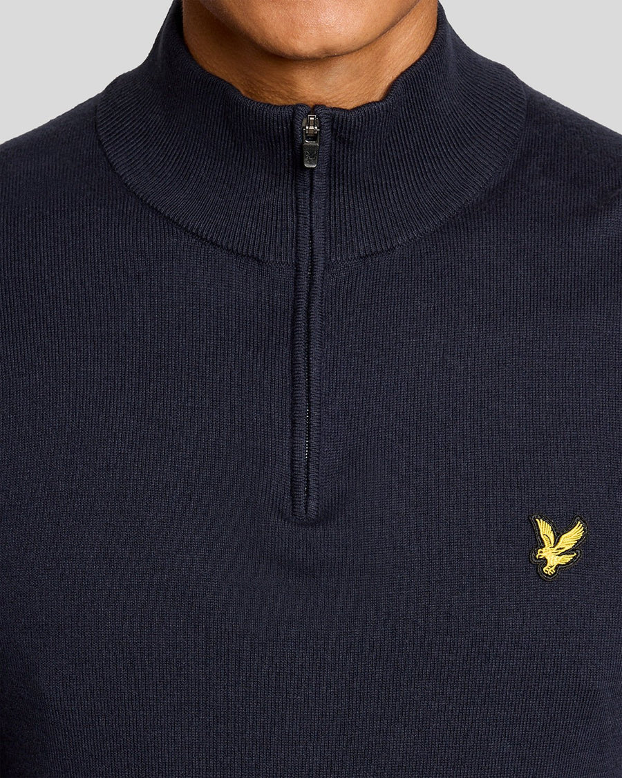 Homme portant un pull Performance à fermeture éclair 1/4 en bleu marine foncé